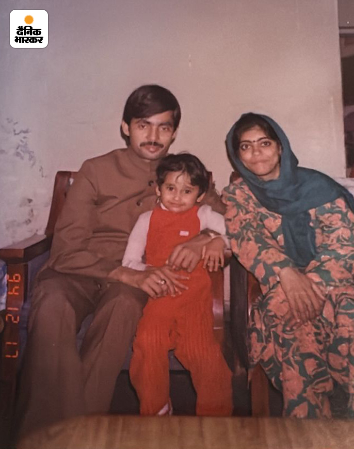 किराए के घर में शाहनवाज और रेणु। शाहनवाज की गोद में मकान मालिक की बेटी बैठी है।