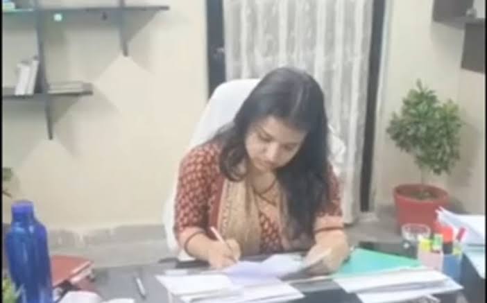 राशन वितरण केंद्र पर लंबे समय से बंद ताले, अब विभाग ने ऐसे मामलों पर सख्ती दिखाई