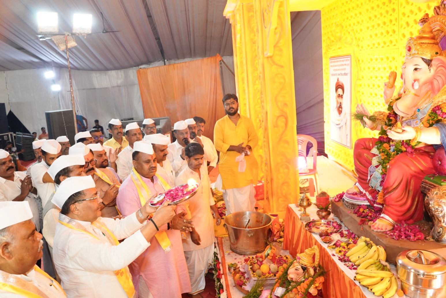 आरती में शामिल हुए मंत्री जयवीर और अन्य लोग