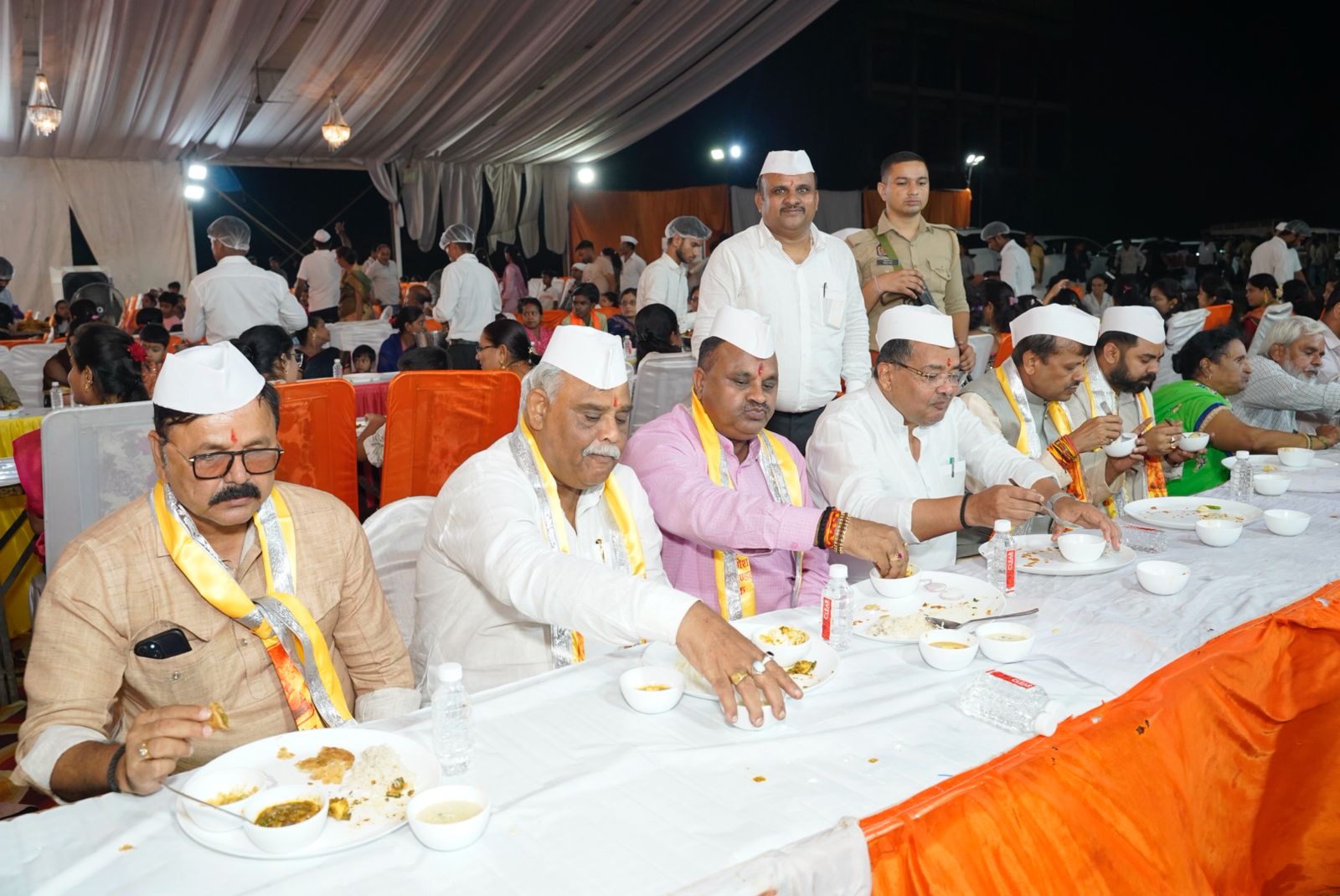 महाप्रसाद चखते हुए पर्यटन मंत्री