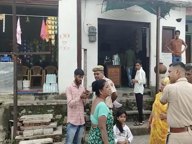 उदयपुर के झाड़ोल सीएचसी में इन दोनों दुकानों के बाहर पार्किंग को लेकर विवाद था। मौके पर पहुंची पुलिस ने पूरा मामला समझा।