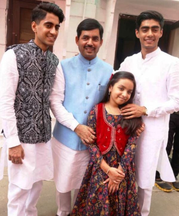 दोनों बेटों अरबाज, अदीब और बेटी अदीरा के साथ शाहनवाज हुसैन।