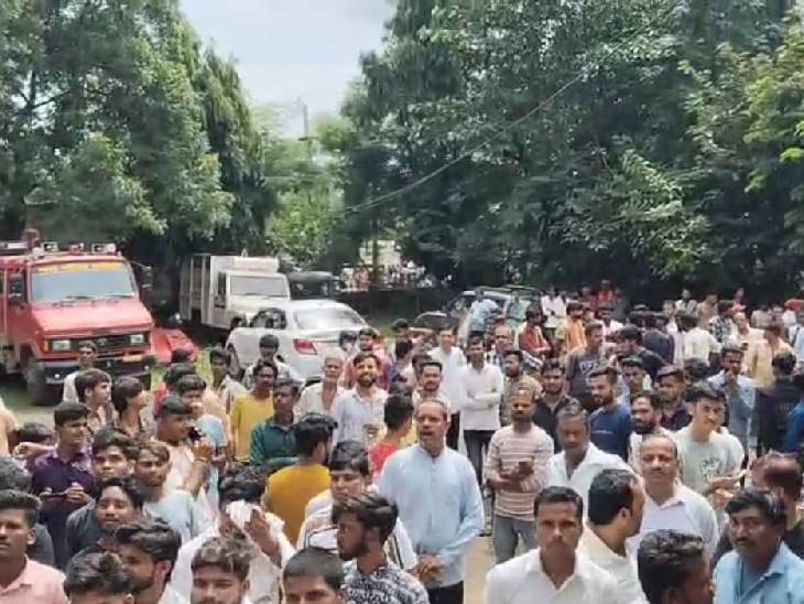 आधार कार्ड मिलने की जानकारी लगते ही बड़ी संख्या में किसान पहुंचे डबल सेंटर।