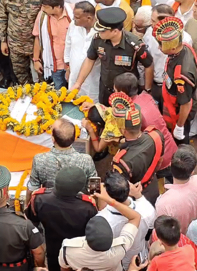 Sushmita, wife of the martyr, crying with a head on Kofin. After 5 days of marriage, Chhotu Sharma returned to duty for Operation Sindoor. Now the body came.