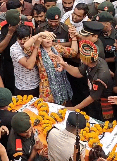 Sister is getting insensitive after seeing the body of the martyr brother.