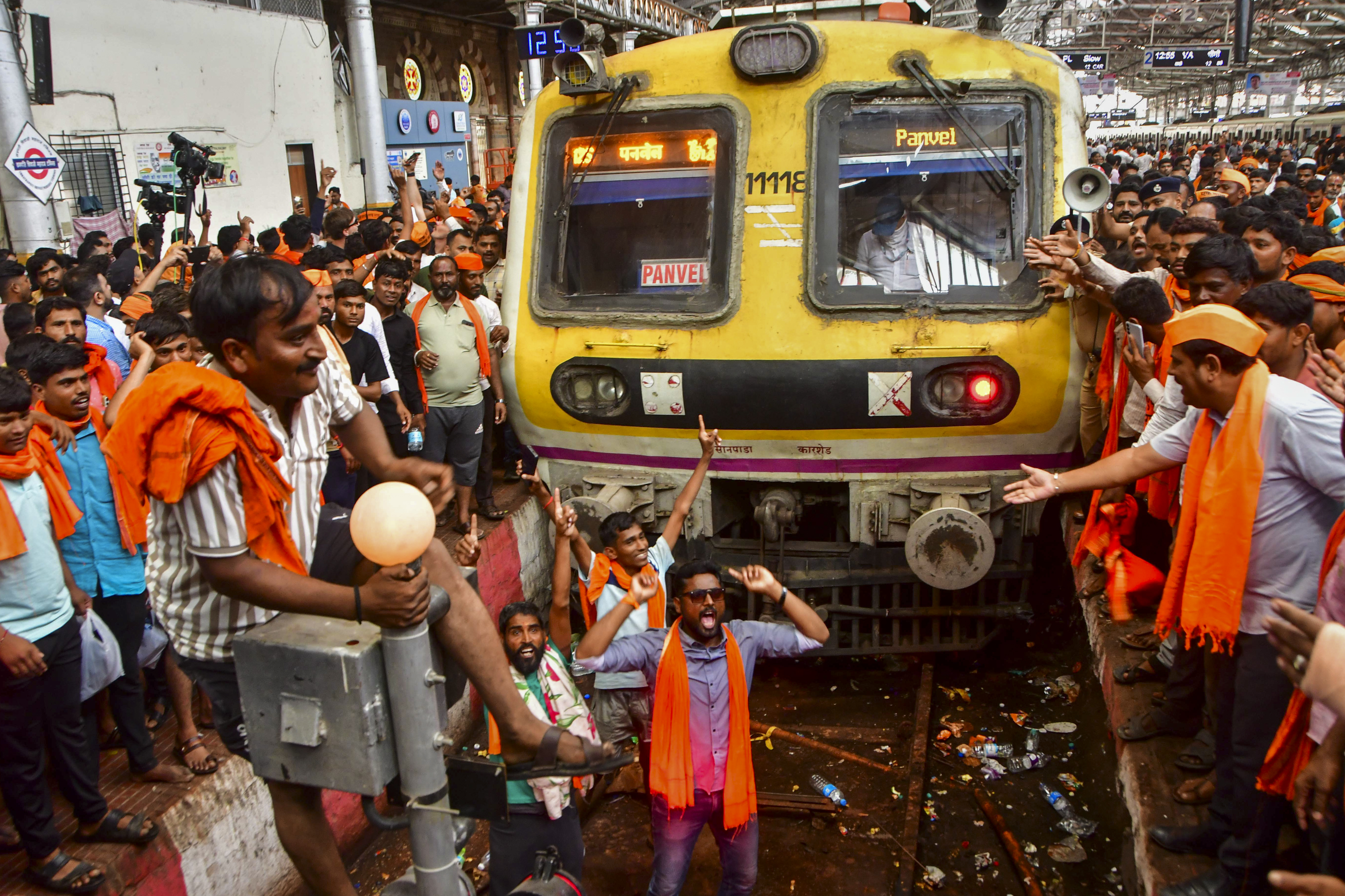 छत्रपति शिवाजी महाराज टर्मिनस (CSMT) में आरक्षण की मांग को लेकर विरोध प्रदर्शन किया, ट्रेन रोकी।