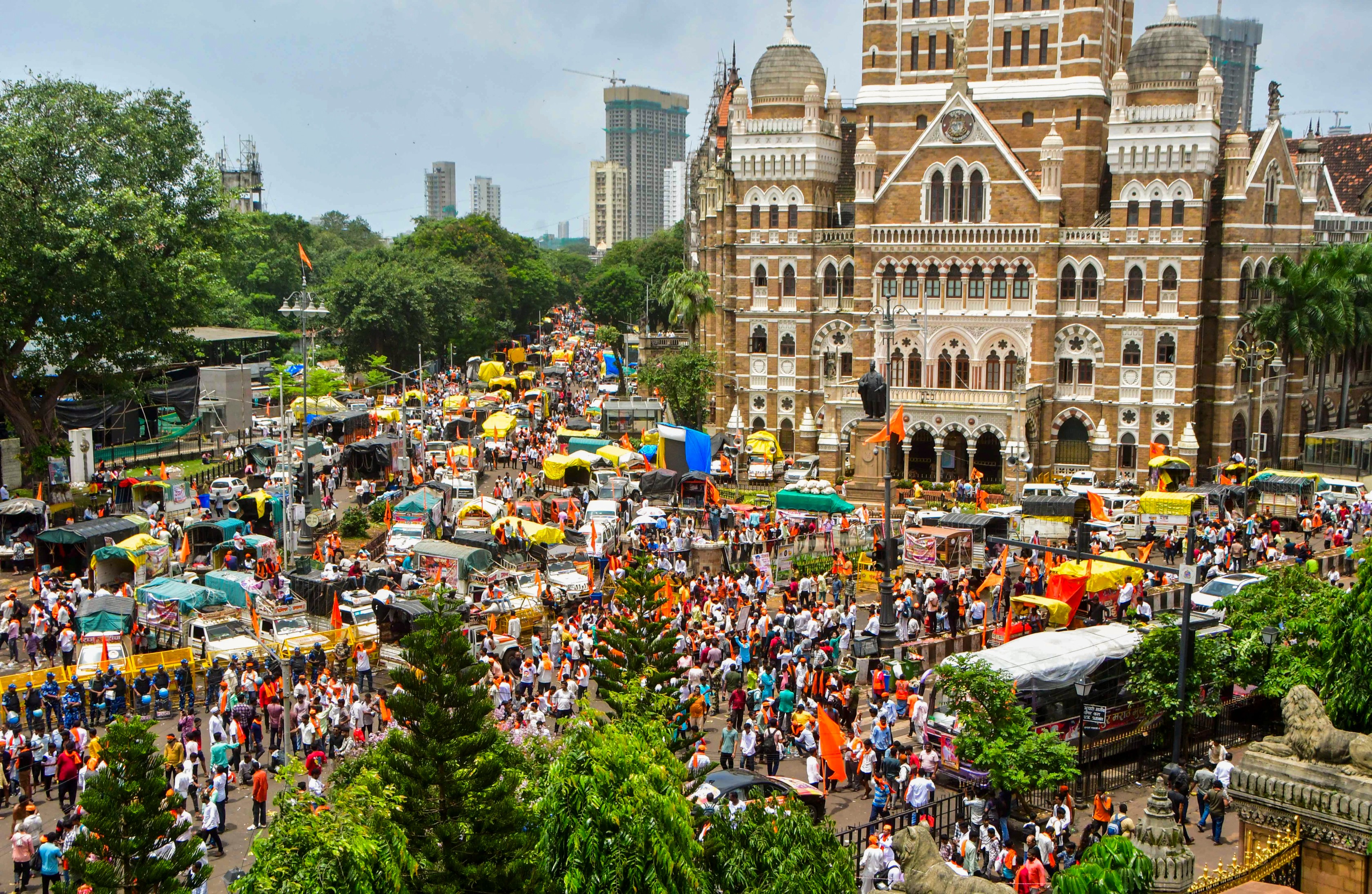छत्रपति शिवाजी महाराज टर्मिनस (CSMT) के बाहर मराठा समुदाय प्रदर्शन के चलते ट्रैफिक जाम।