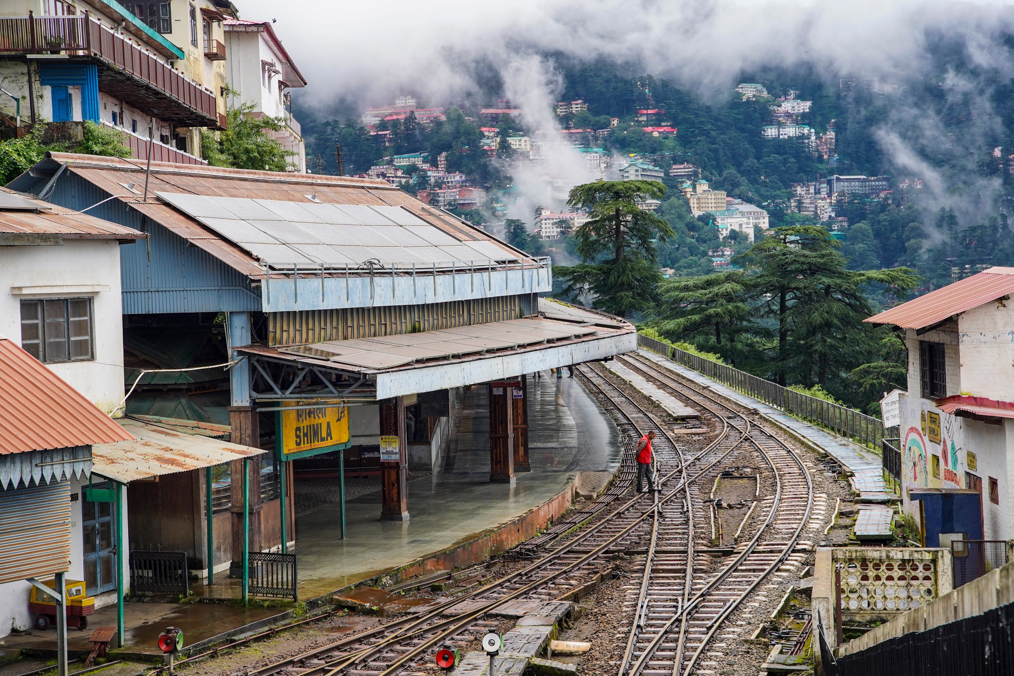 शिमला रेलवे स्टेशन के ऊपर नजर आते बादल।
