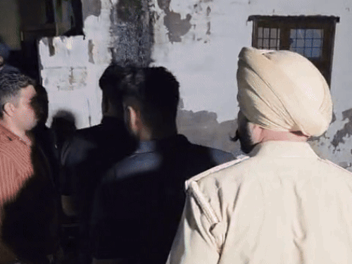 गांव डबरी में रात को जांच के लिए पहुंचे एनकाउंटर स्पेशलिस्ट DSP विक्रमजीत बराड़। - Dainik Bhaskar