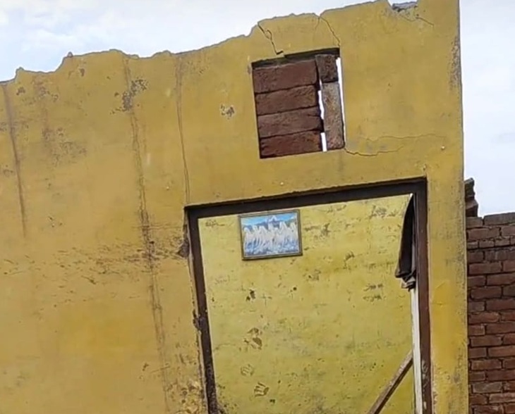 The roof of the house collapsed in the rain in Jodakia village of Sirsa.