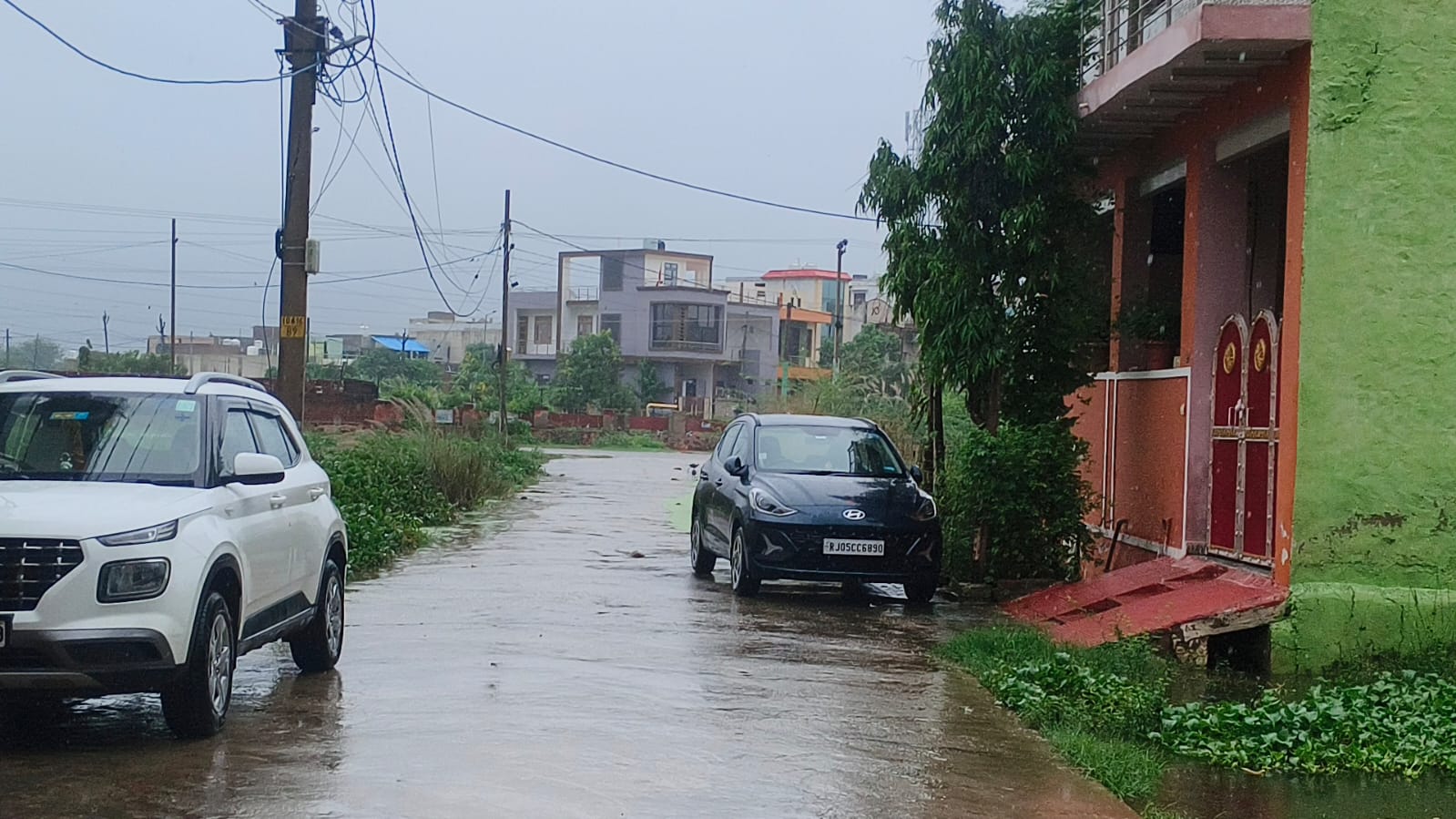 बारिश के बाद तापमान में गिरावट आई है, जिससे लोगों ने गर्मी से राहत महसूस की है।