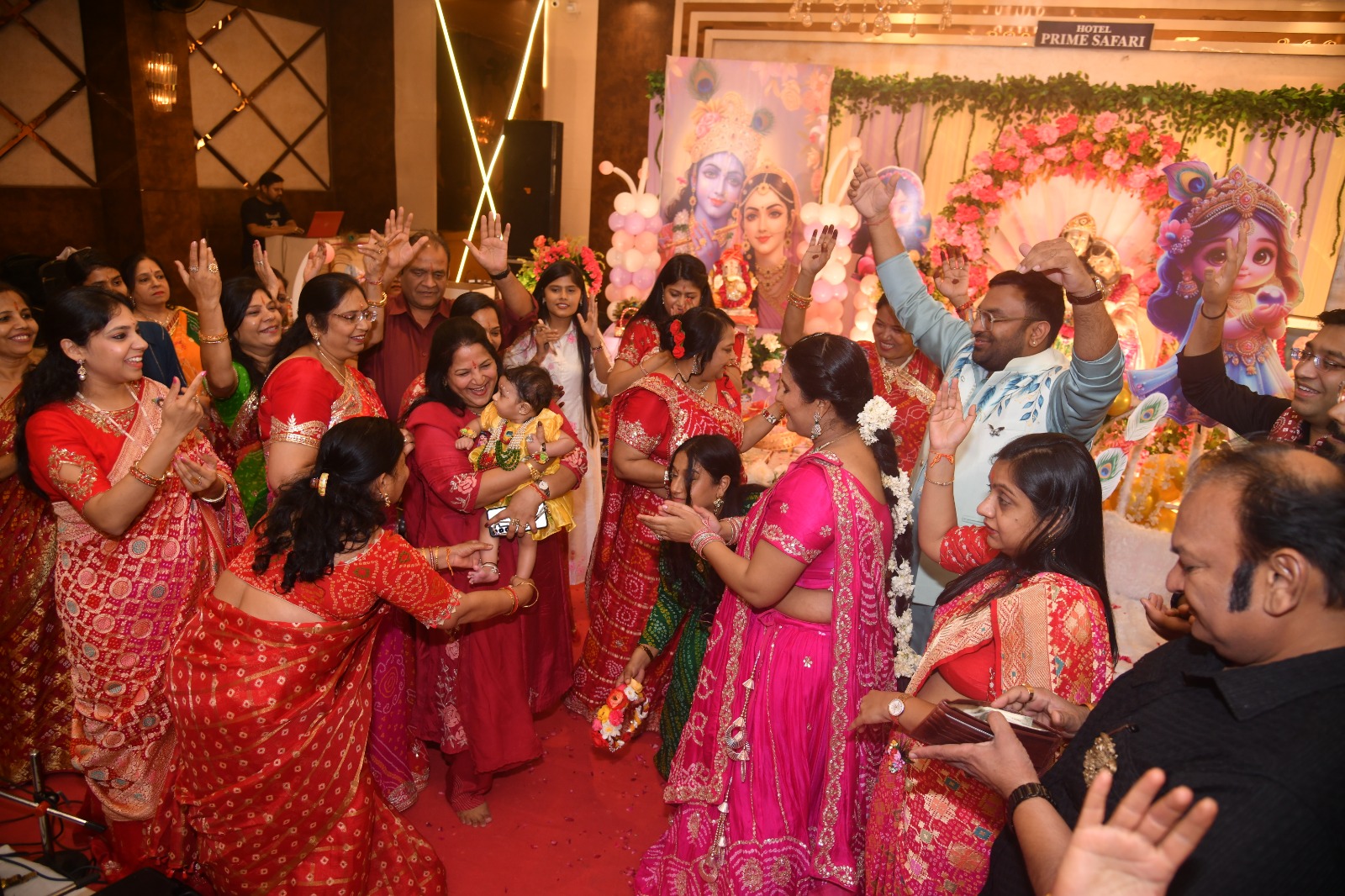 कार्यक्रम की शुरुआत भजनों के सुरों से हुई, जिसमें नए और पुराने भजनों का मधुर संगम प्रस्तुत किया