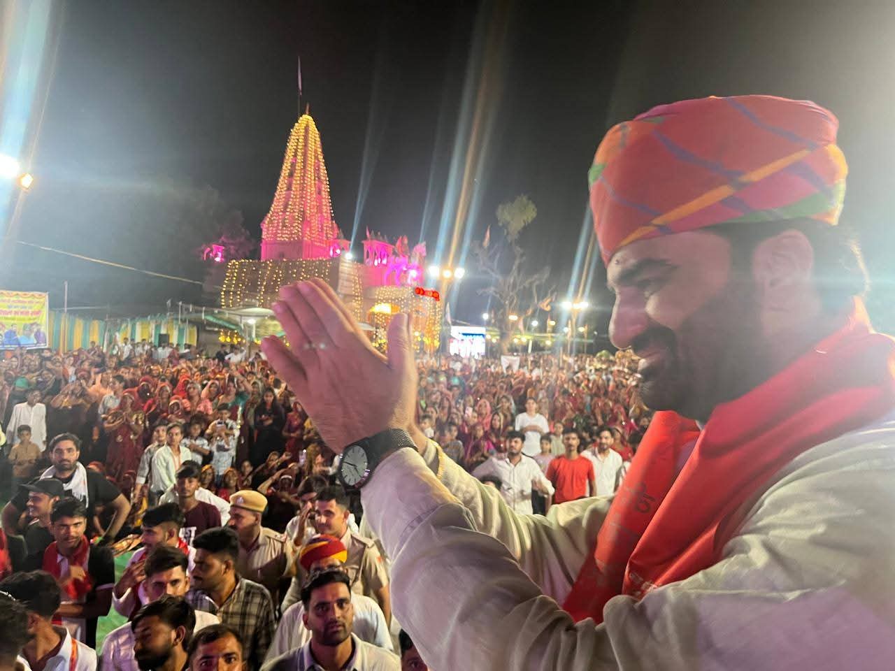 हाथ जोड़कर लोगों का अभिवादन करते हुए हनुमान बेनीवाल।