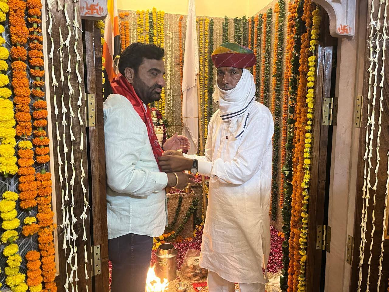 काछवा गांव के तेजाजी मंदिर में दर्शन करते हुए हनुमान बेनीवाल।