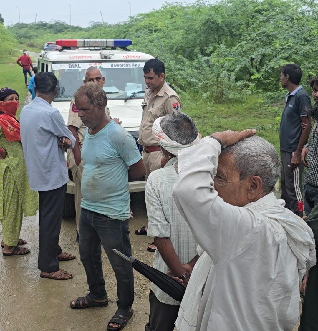 पुलिस कंट्रोल से मिली सूचना के बाद चाकसू पुलिस मौके पहुंची और मामले की जानकारी जुटाने के साथ ही शव को हास्पिटल की मॉर्च्युरी में रखवाया।