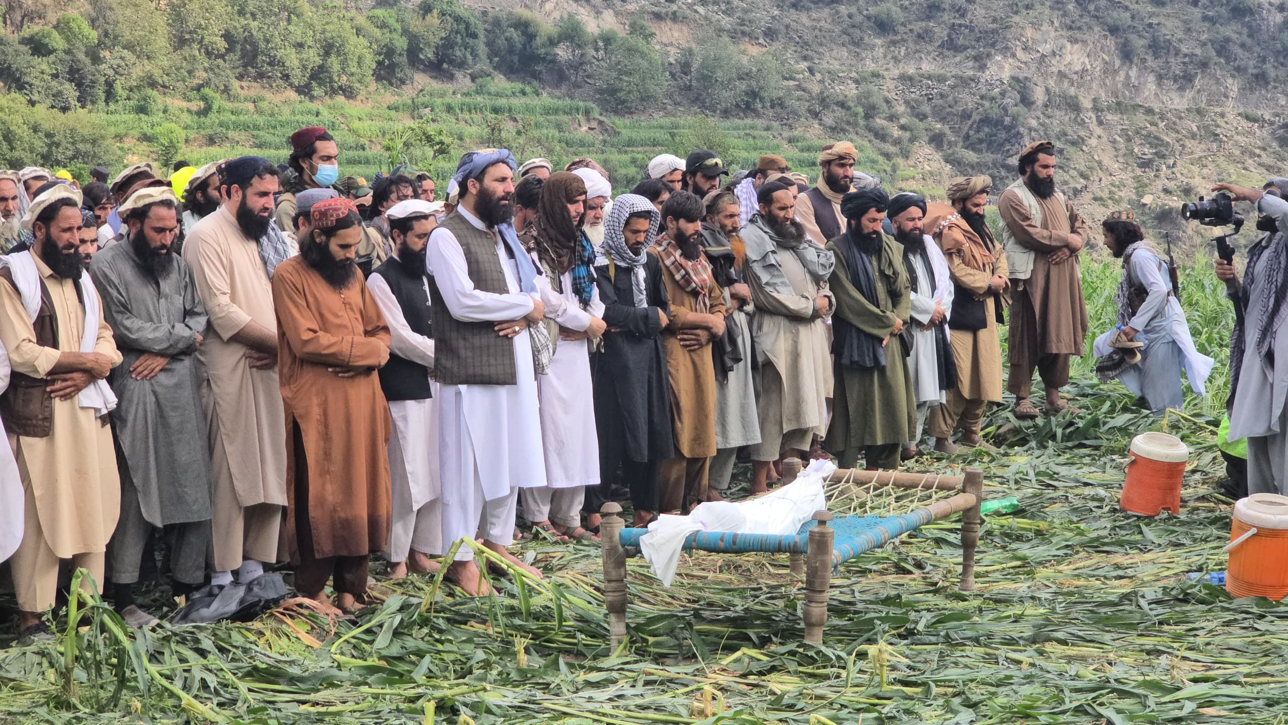 अफगानिस्तान में आए भूकंप के बाद जनाजे की नमाज पढ़ते लोग। हादसे ने सैकड़ों परिवारों को उजाड़ दिया और कई गांवों को तबाह कर दिया।