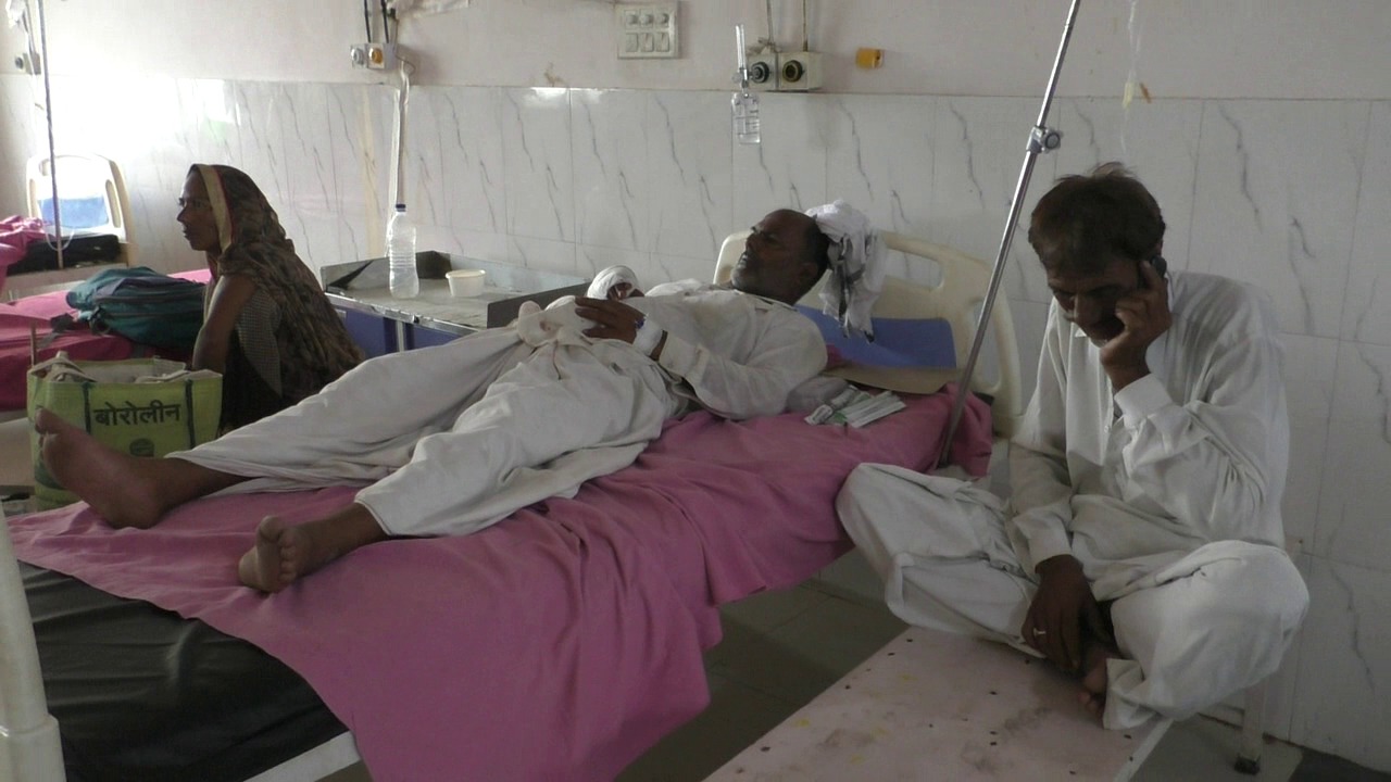 मनोहरी और उसके दो बेटों के लगी थी गोली तीनों को नगर अस्पताल से आरबीएम अस्पताल किया गया था रेफर।