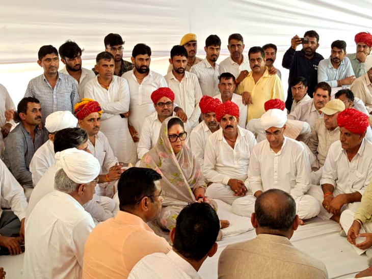 वसुंधरा राजे ने कर्नल सोनाराम चौधरी के परिवारजनों को सांत्वना दी।