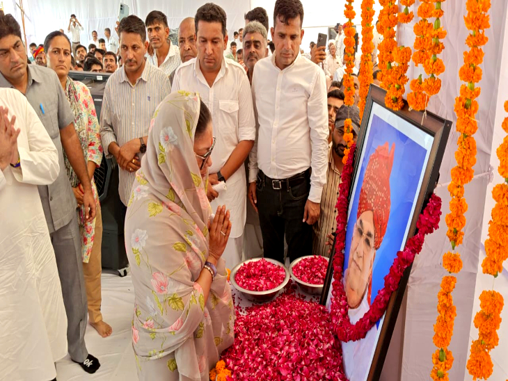 कर्नल की तस्वीर पर पुष्प अर्पित कर श्रद्धांजलि दी।