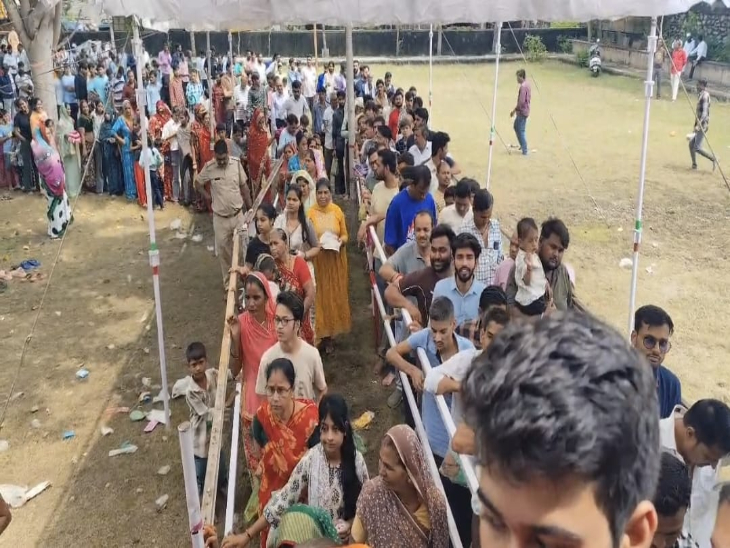 लंबी लंबी कतारों में श्रद्धालु