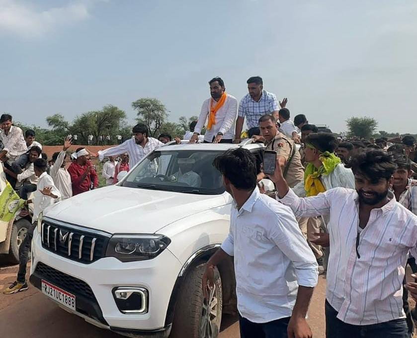 सांसद हनुमान बेनीवाल ने खरनाल पहुंचकर तेजाजी महाराज को धोक लगाई।