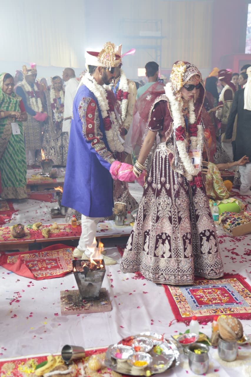 इस प्रकार 51 आचार्य ने एक मुख्य आचार्य के मार्गदर्शन में यह भव्य सामूहिक विवाह संपन्न करवाया।