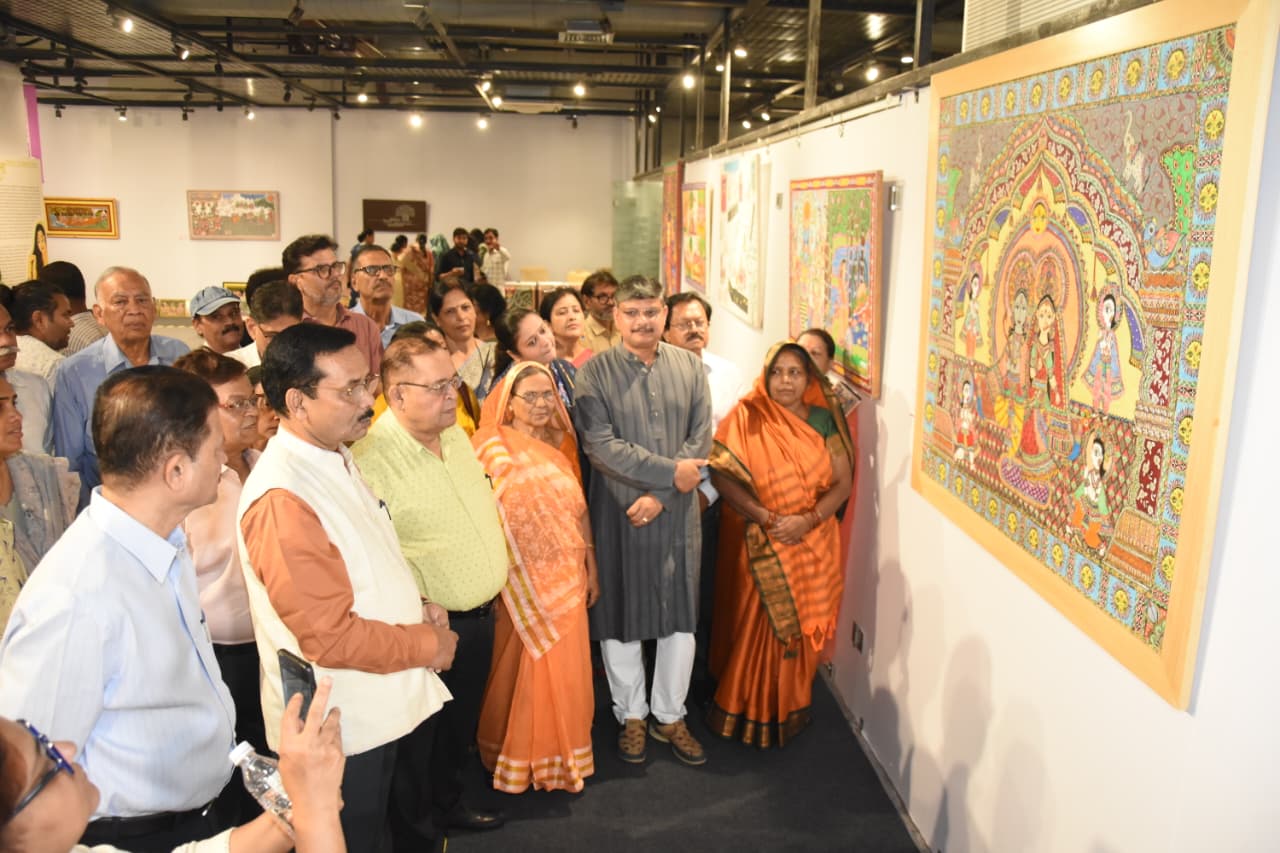 एग्जीबिशन का उद्घाटन राजस्थान ललित कला अकादमी के पूर्व चेयरमैन अश्विन दलवी ने किया।