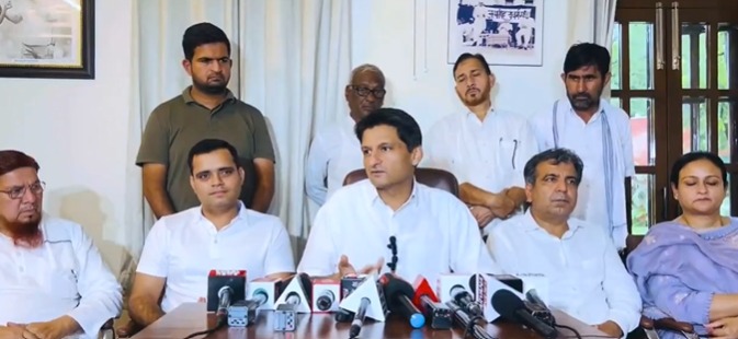 गुरुग्राम के कांग्रेस पदाधिकारियों के साथ मिलकर दिल्ली में प्रेस कॉन्फ्रेंस करते दीपेंद्र हुड्‌डा।