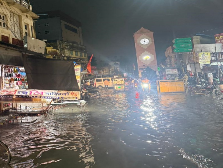 घंटाघर के आसपास पूरा रोड पानी से लबालब हो गया। कई दुकानों के अंदर तक पानी चला गया।