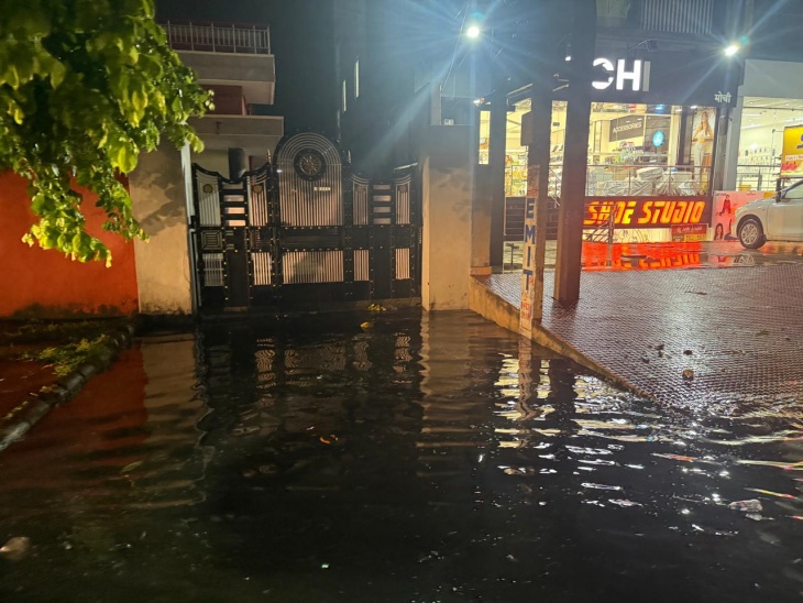 अलवर शहर में अंबेडकर सर्किल के निकट रात करीब 9 बजे इस तरह घरों में पानी पहुंचा।