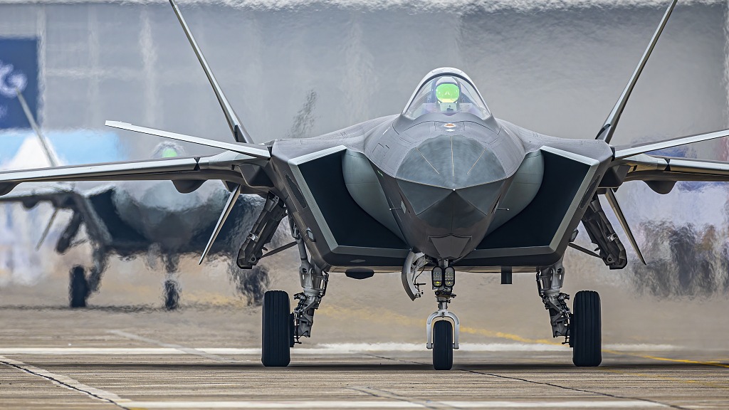 J-20 को चेंगदू एयरोस्पेस कॉर्पोरेशन ने डेवलप किया है। इसे माइटी ड्रैगन भी कहा जाता है। इसकी अधिकतम स्पीड 2.55 मैक (लगभग 2,468 किमी/घंटा) है। ये करीब 5926 किमी तक उड़ान भर सकता है।