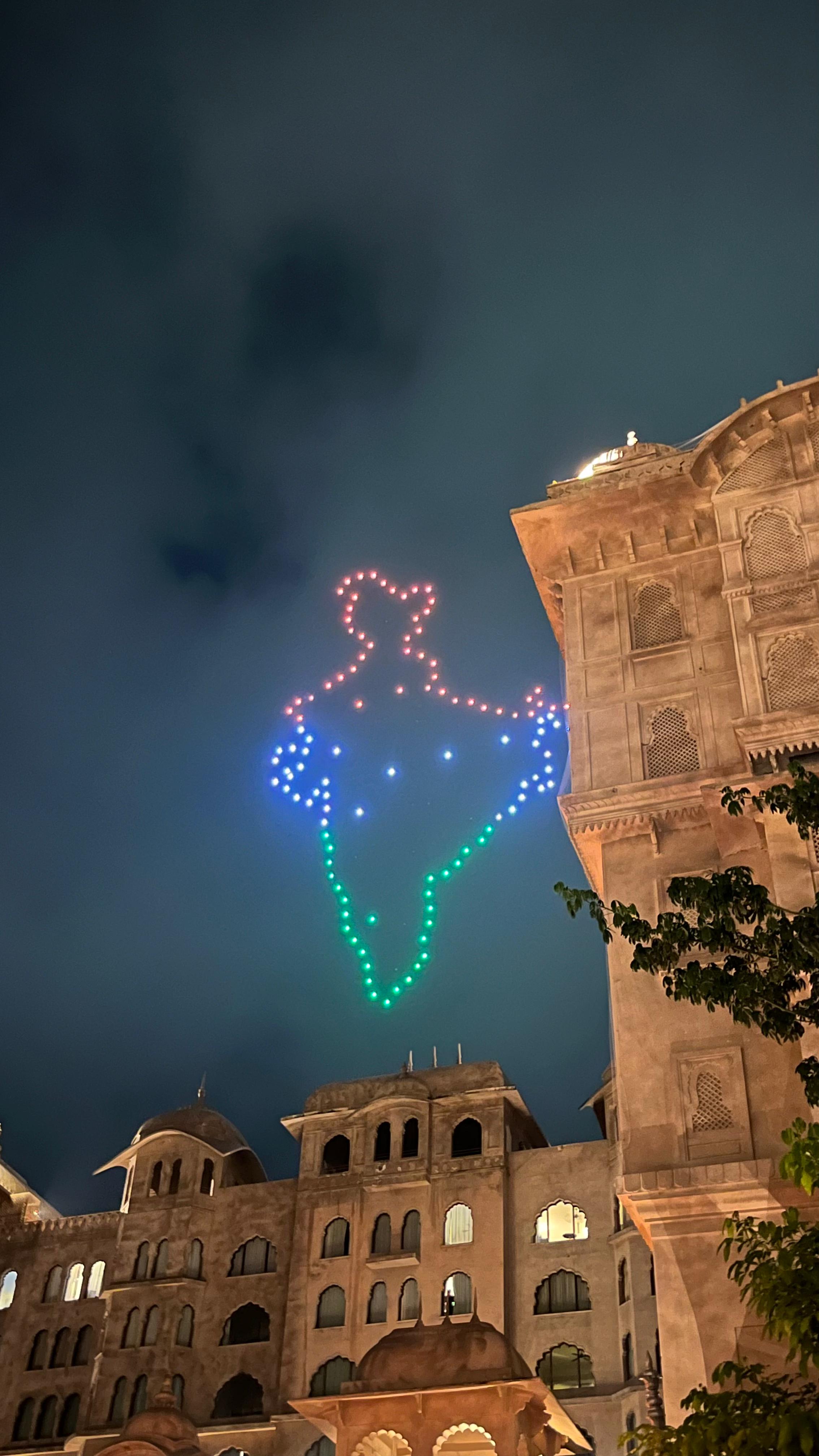 ड्रोन से फेयरमॉन्ट होटल के ऊपर इंडिया का मानचित्र बनाया गया।