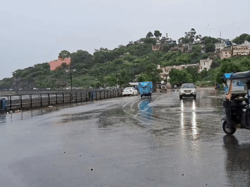 अजमेर में सुबह से ही हो रही रिमझिम बरसात से सड़कें तरबतर हो गई है।