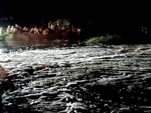 रात 2 बजे तक तलाश करती रेस्क्यू टीम।