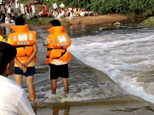 नाले में युवक की तलाश करते हुए रेस्क्यू टीम।