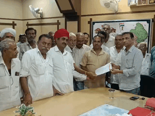 जिला परिषद सीओ को ज्ञापन देते हुए किसान।