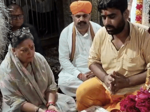 मुख्य पुजारी ने पूर्व मुख्यमंत्री वसुंधरा राजे से विधिवत पूजा करवाई और समाधि का पवित्र जल से आचमन करवाया।