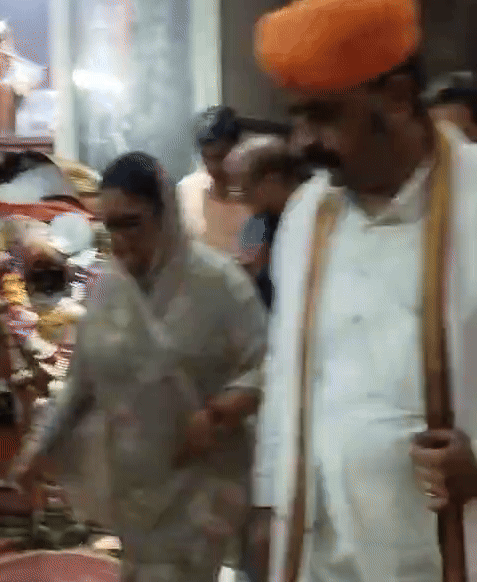 पूर्व मुख्यमंत्री वसुंधरा राजे ने मंदिर की कचहरी में बाबा रामदेव समाधि समिति के सदस्यों से मुलाकात की।