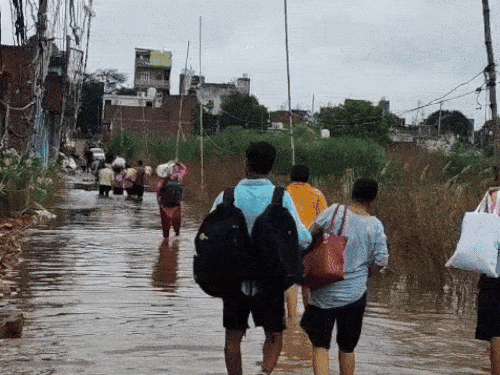 People leaving their homes in Basantpur, Faridabad towards a safe place.