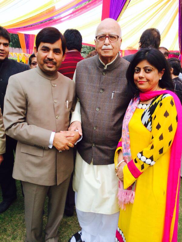 लालकृष्ण आडवाणी की शादी की 50वीं सालगिरह पर उन्हें बधाई देते शाहनवाज और रेणु।
