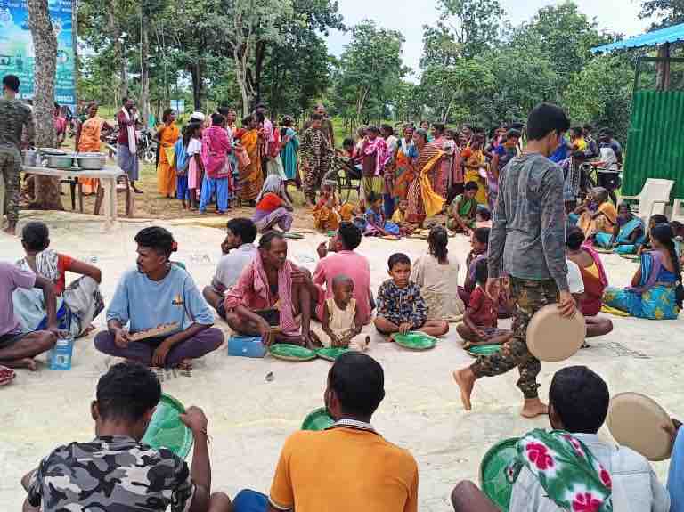 नक्सल क्षेत्र में CRPF की पहल:  फुत्केल में 300 ग्रामीणों को रेडियो बांटे, स्वास्थ्य शिविर का भी किया गया आयोजन – Bijapur News
