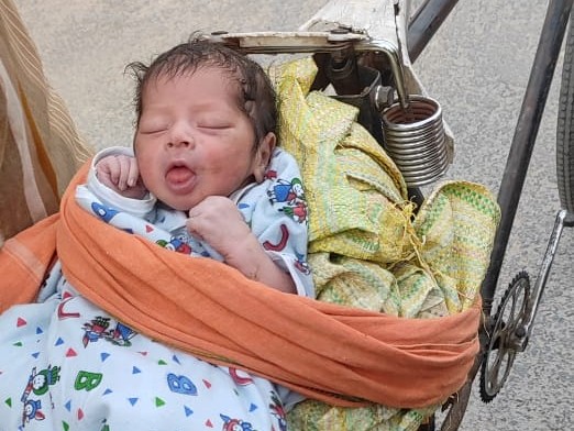 सब्जी विक्रेता को झाड़ियों में मिला मासूम, लोगों ने खरीदने के लिए लगाई 1 करोड़ तक की बोली, जानें पूरा मामला 2 Newborn Found In Bushes