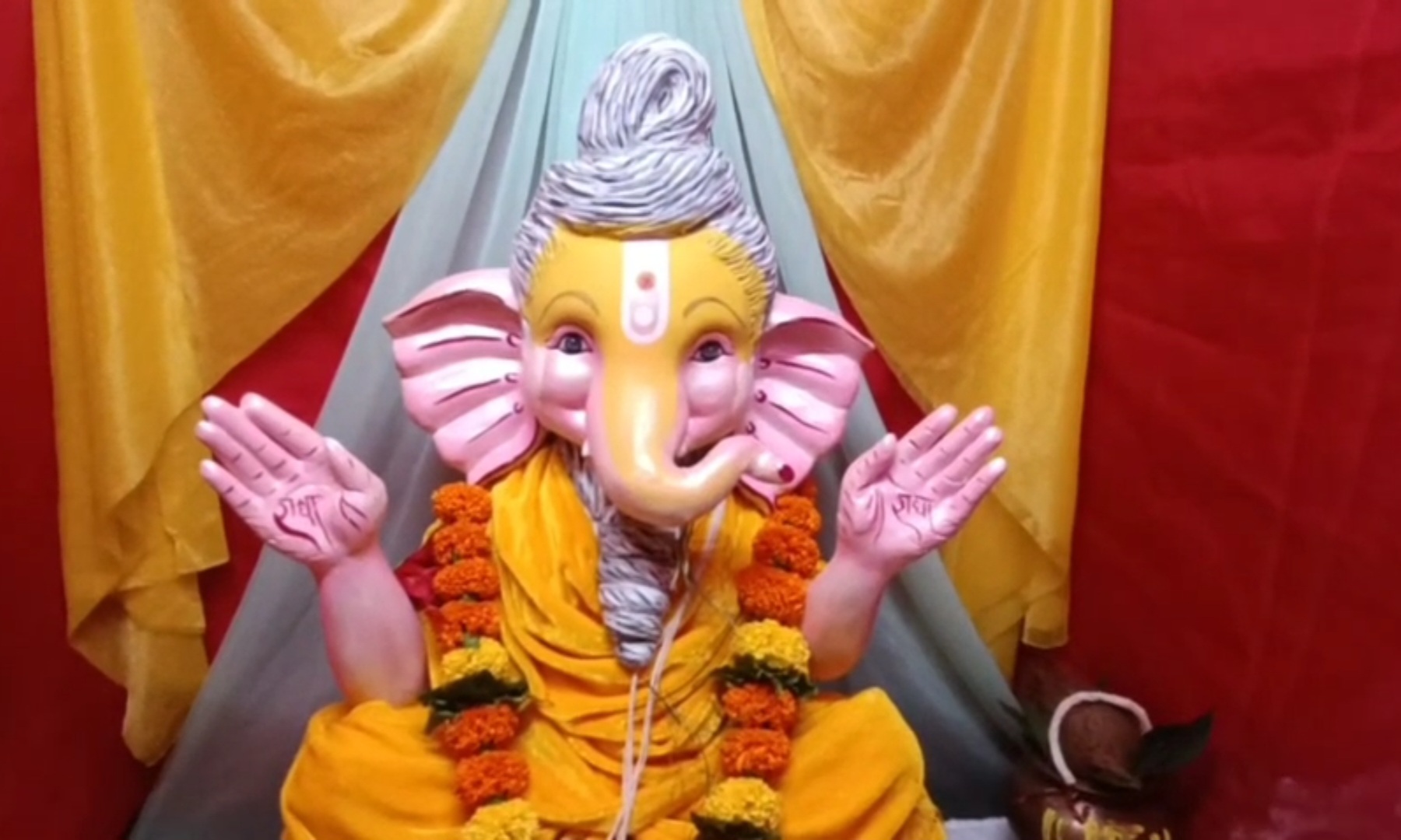 प्रेमानंद महाराज के स्वरूप में गणेशजी की स्थापना।