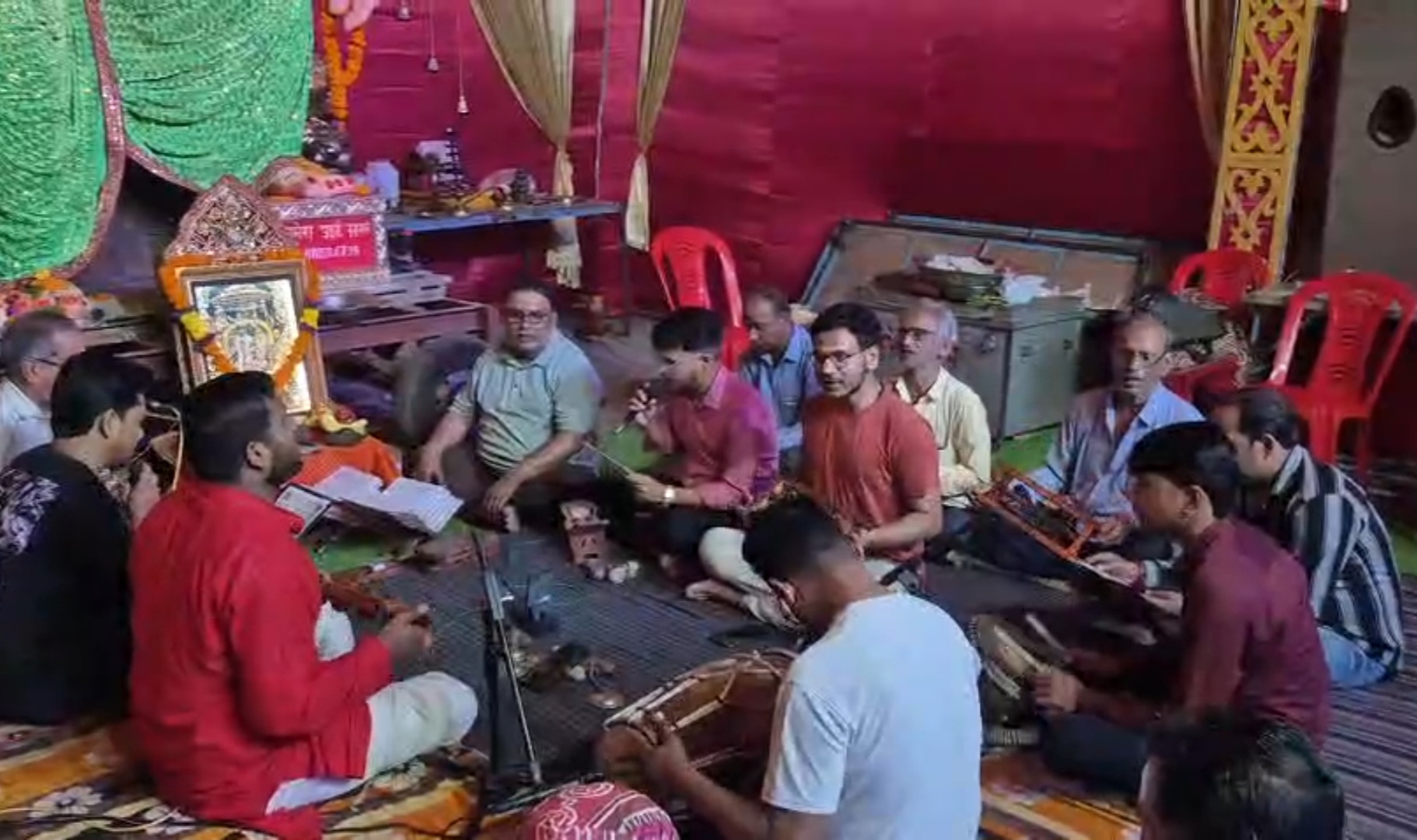 गणेश पंडालों रोजाना रात में हो रही भजन संध्या।