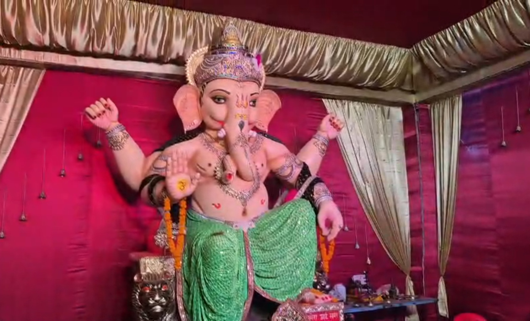 श्रीराम चौक पर 15 फीट ऊंचे भगवान गणेश के दर्शन करने लग रही भीड़।