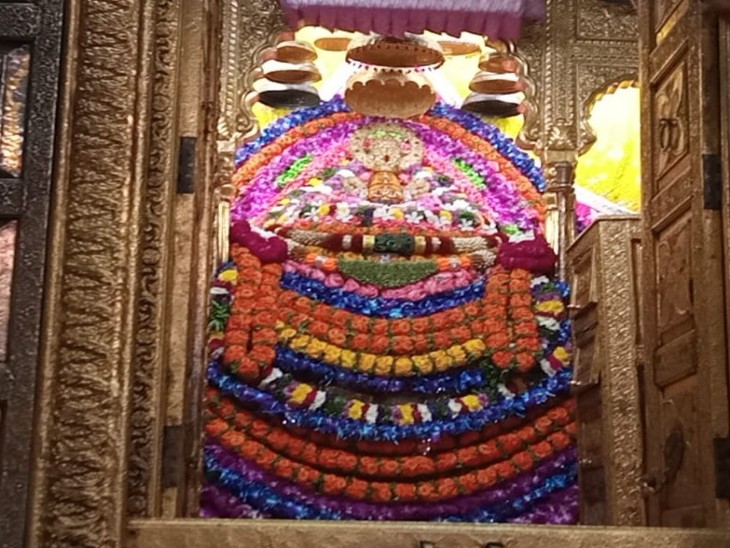 जलझूलनी एकादशी पर बाबा श्याम का मनमोहक श्रृंगार किया गया है।