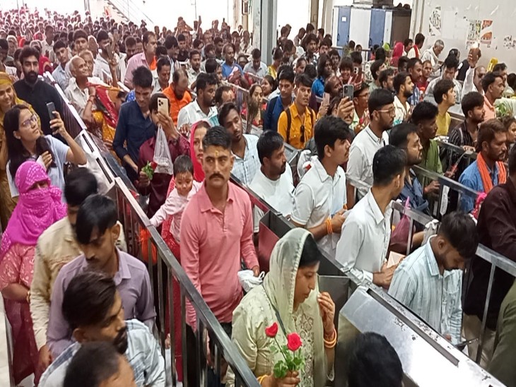 खाटूश्यामजी धाम में सुबह से श्रद्धालुओं की भारी भीड़ उमड़ रही है और दर्शनों की सभी 14 लाइनें फुल है।