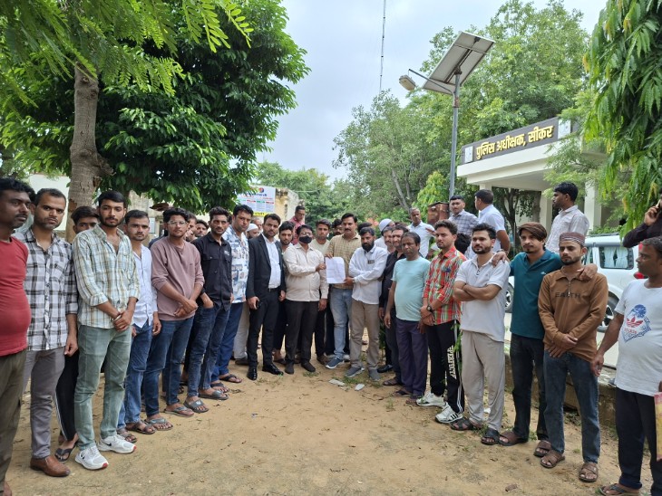 एसपी ऑफिस में विरोध-प्रदर्शन करते हुए।