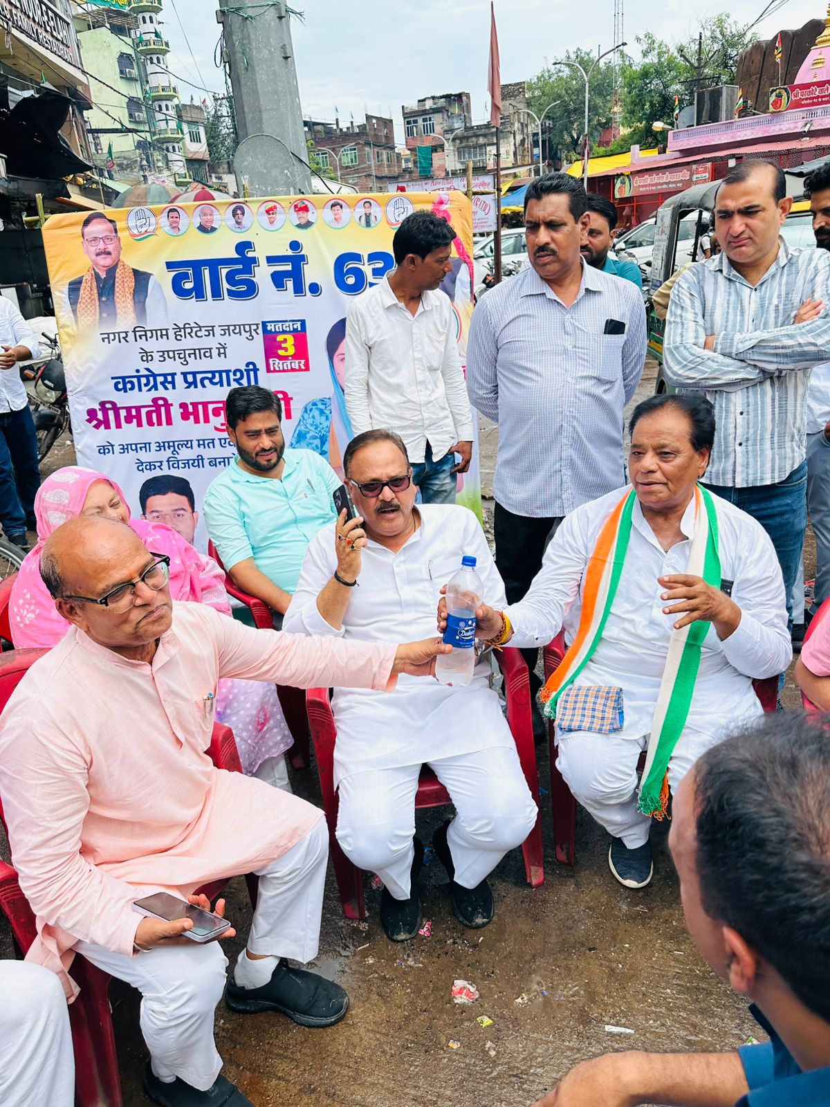 चुनाव के दौरान कांग्रेस विधायक अमीन कागजी और बीजेपी प्रत्याशी चंद्रमोहन बटवाड़ा चुनावी चर्चा करते नजर आए।