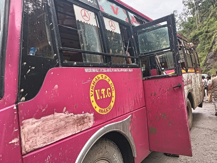 Bus damaged due to falling rocks in Bithil of Rampur.